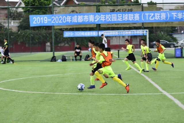 霍福德和妻子观战世界杯 穿阿根廷球衣 背后印有“勇士”字样